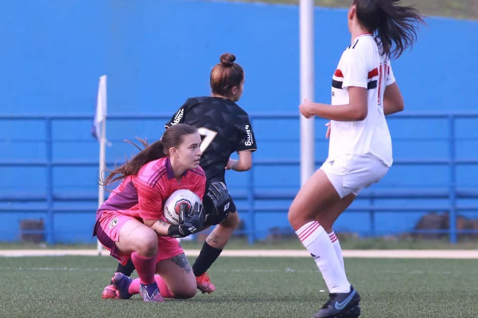Goleira do São Paulo comemora vaga na final do Paulista Feminino Sub-20