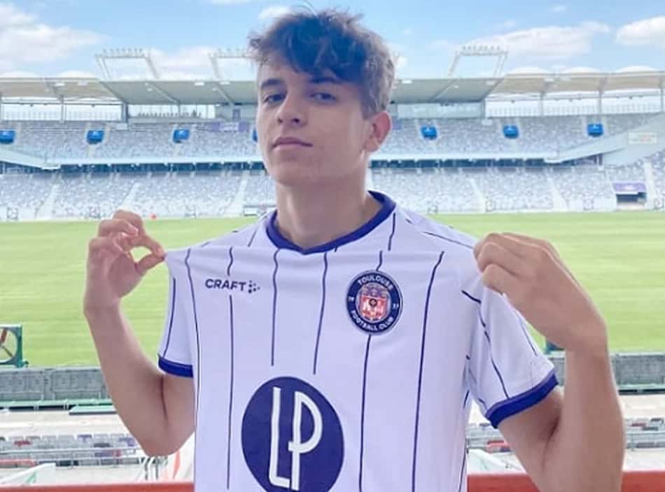 Jovem tira foto com camisa de clube francês e é tratado como 'reforço'