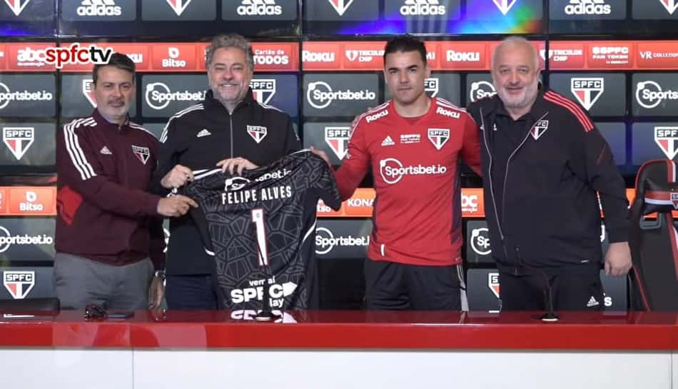 Com camisa 1, Felipe Alves é apresentado: 'Defender o São Paulo é uma oportunidade de ouro'