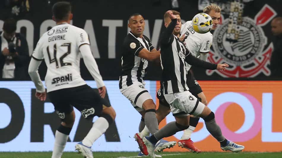 Ausências pesam, jovem falha e setor ofensivo produz pouco em derrota do Botafogo pelo Brasileirão