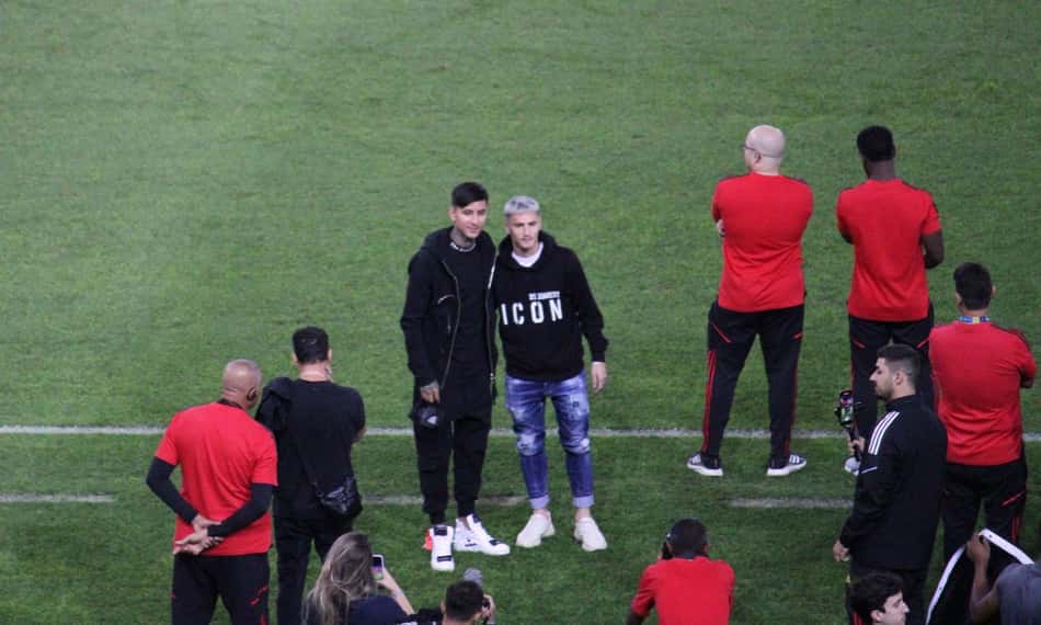 Aplaudido, Pulgar é apresentado à torcida do Flamengo; Varela aparece no campo