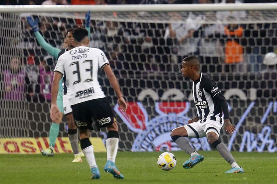 Tchê Tchê diz que Botafogo fez 'jogo equilibrado' contra o Corinthians: 'Infelizmente o gol não saiu'