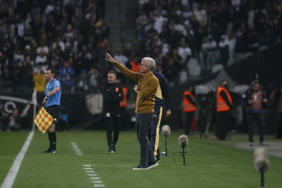 Luís Castro lamenta saída de Marçal e explica instabilidade defensiva do Botafogo: 'O lado ficou fragilizado'