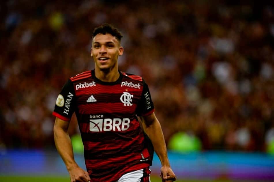 Victor Hugo comemora estreia como titular no Maracanã e gol pelo Flamengo: 'Sensação inexplicável'