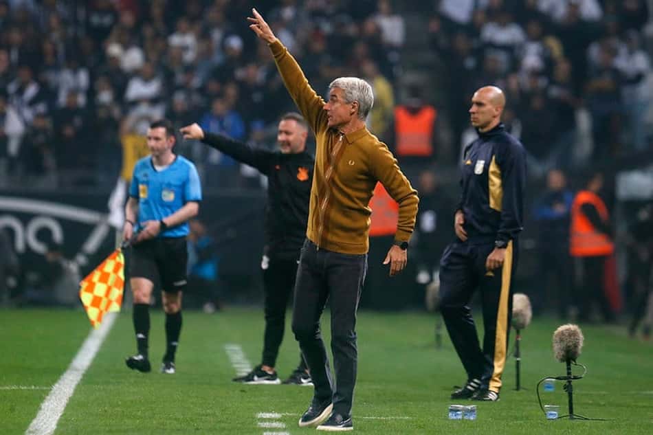 'Nunca na minha carreira tive tantas contrariedades como encontrei no Botafogo', diz Luís Castro, após revés