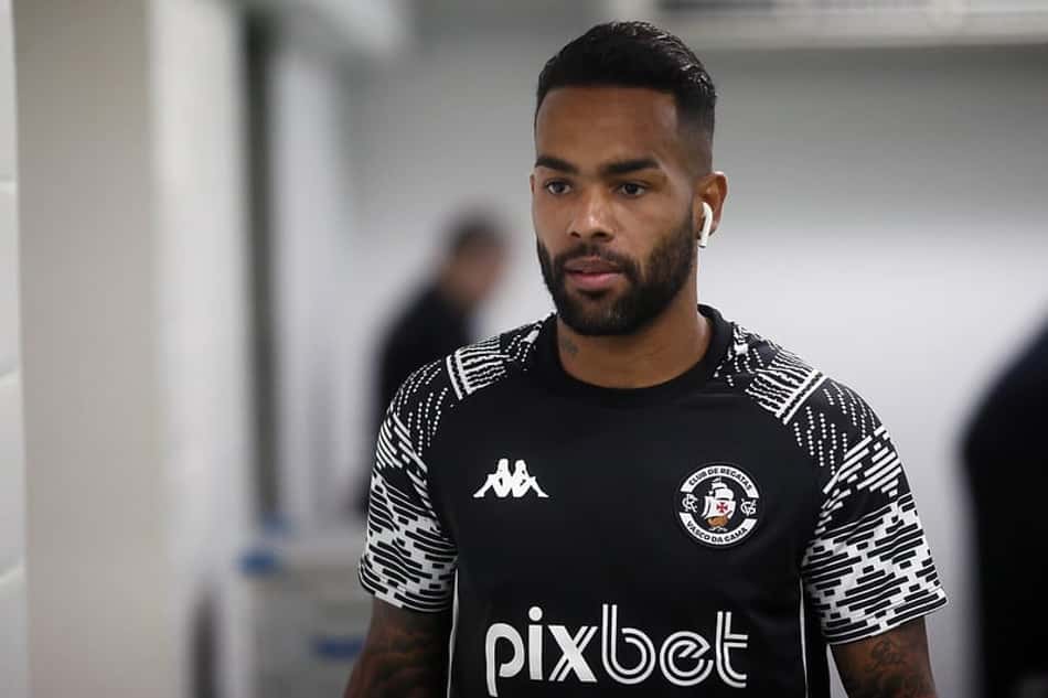 Alex Teixeira comenta adaptação no Vasco e diz como prefere atuar