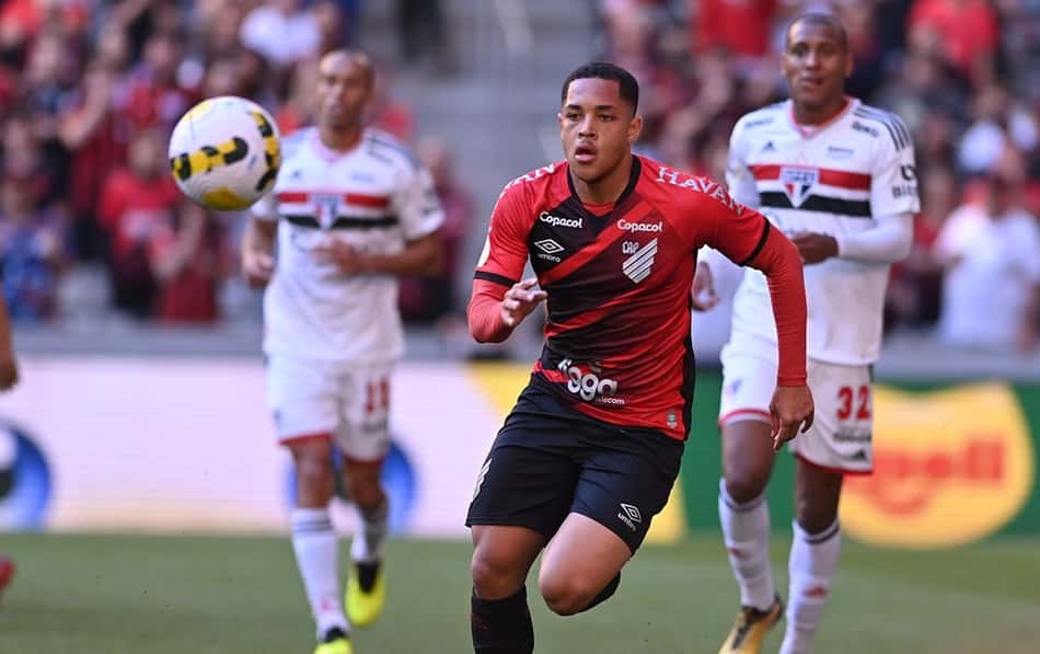 São Paulo sofre com lei do ex e perde para o Athletico-PR com gol de Vitor Bueno