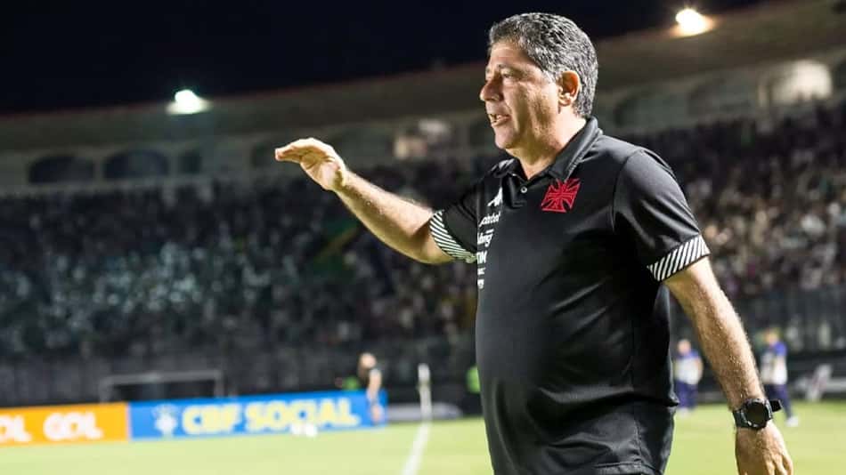 Emílio Faro lamenta empate do Vasco, mas valoriza desempenho da equipe: 'Mais um degrauzinho'