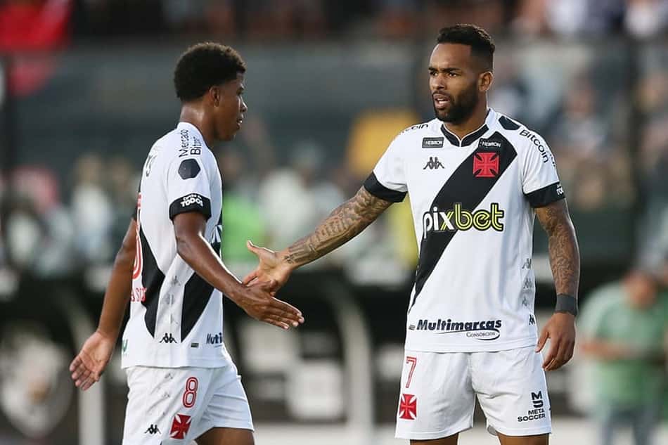 Alex Teixeira tem reestreia no Vasco com pedidos da torcida, quase gol e anticlímax por empate