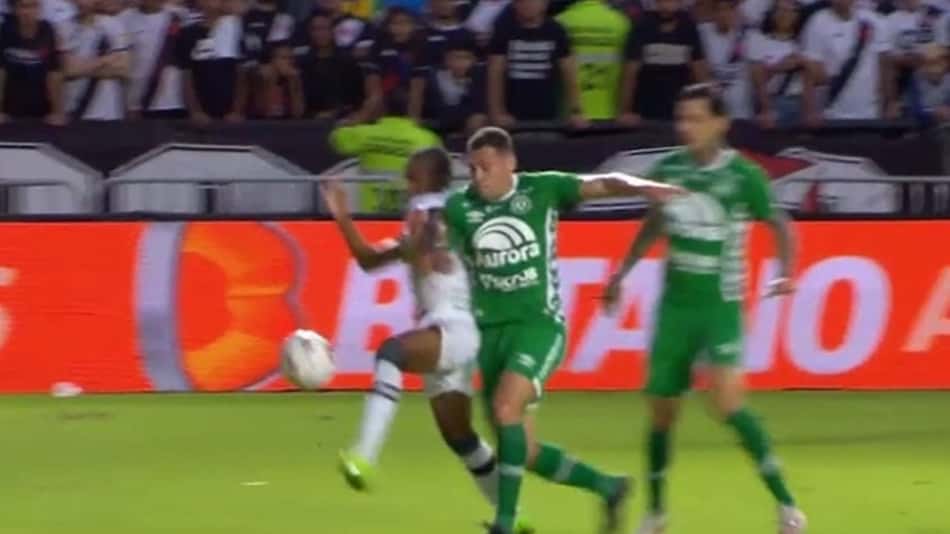 Análise do VAR justifica não marcação de pênalti em Eguinaldo, do Vasco: 'Contato é lateral'