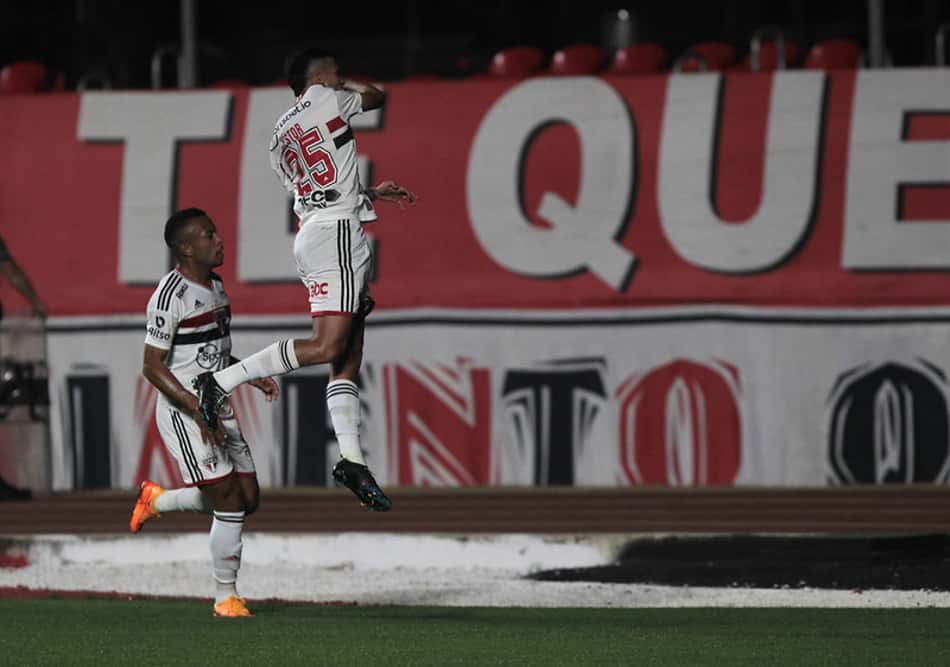 Sondagem em Mateus Vital serviria para São Paulo substituir Nestor, monitorado pelo Bétis