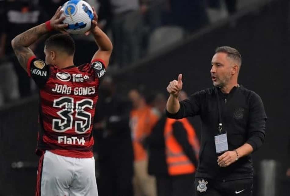 Vítor Pereira já tem ciência do interesse do Flamengo e não se opõe à negociação