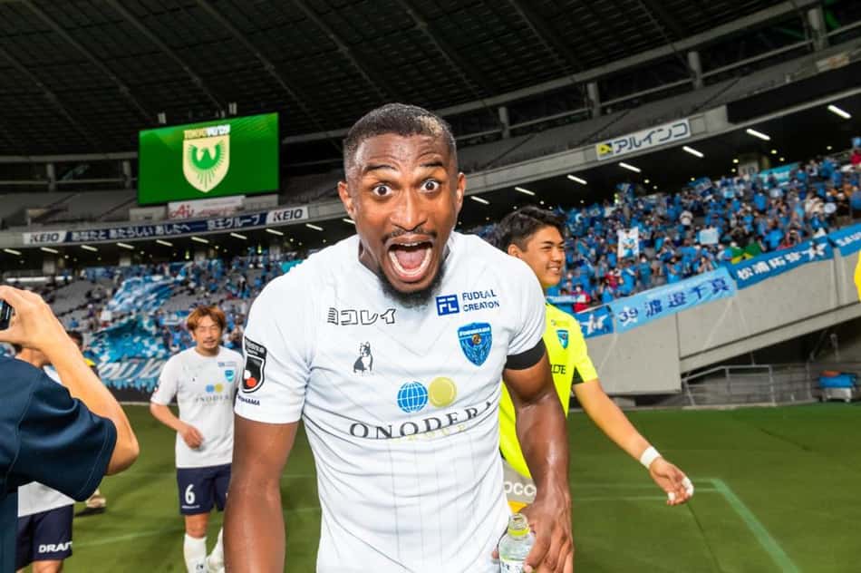 Saulo Mineiro recebe homenagem do Yokohama FC em comemoração ao Dia do Saúde do Coração