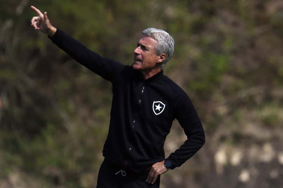 Problemas afetam trabalho de Luís Castro, que não consegue repetir escalação no Botafogo
