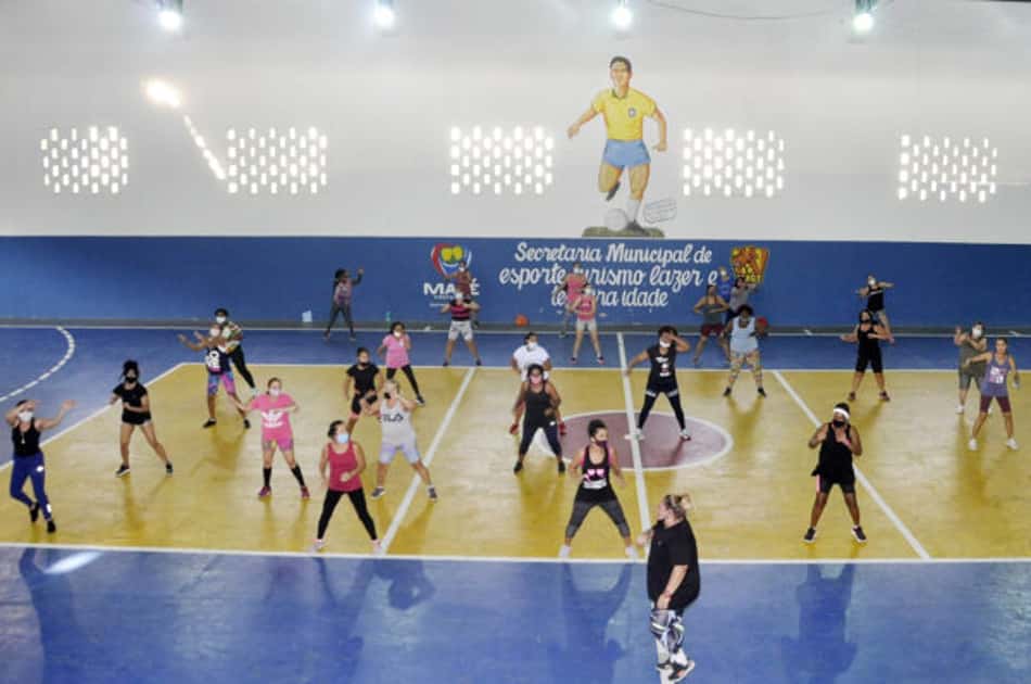 Atividade física em forma de dança, aulas de zumba são oferecidas a população de cidade do Rio