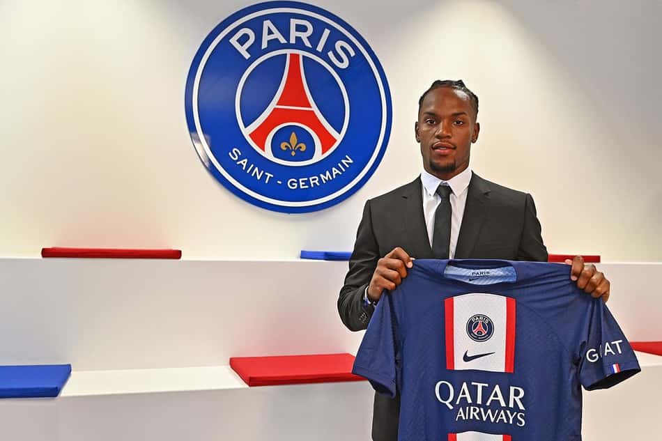 PSG anuncia a contratação do meio-campista Renato Sanches