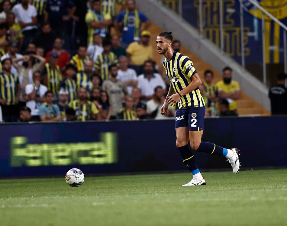 Torcida do Fenerbahçe comemora ausência de ex-Flamengo entre os titulares de jogo da Liga Europa