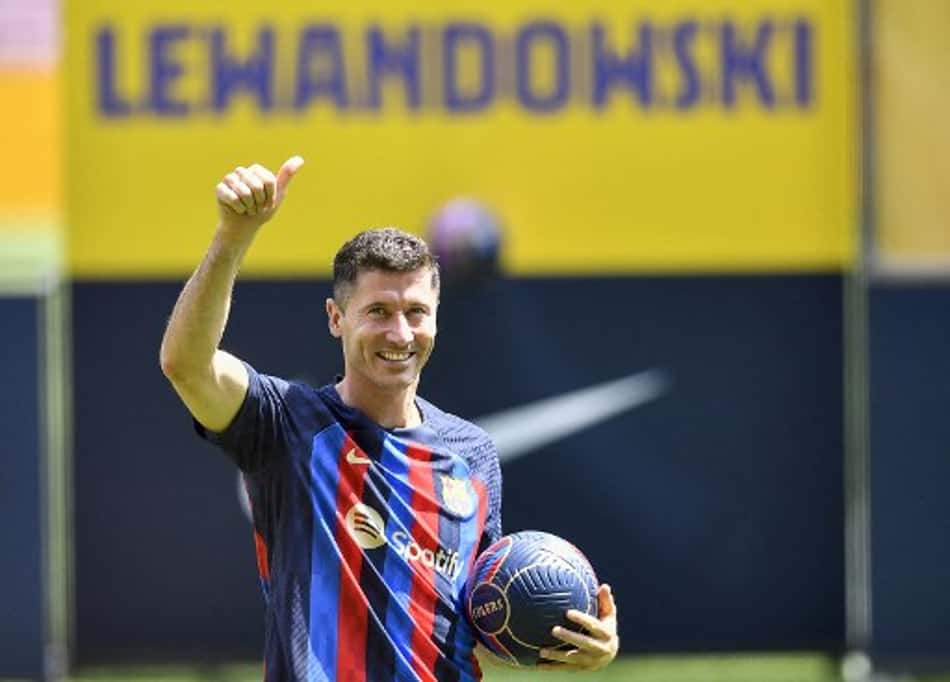 Com festa e embaixadinhas, Lewandowski é apresentado no Barcelona