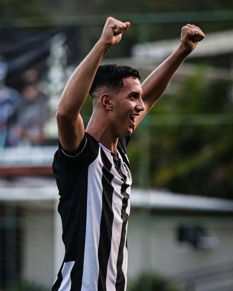 Andrey fala sobre o gol marcado no sub-17 do Botafogo: 'Gratificante marcar com essa camisa histórica'