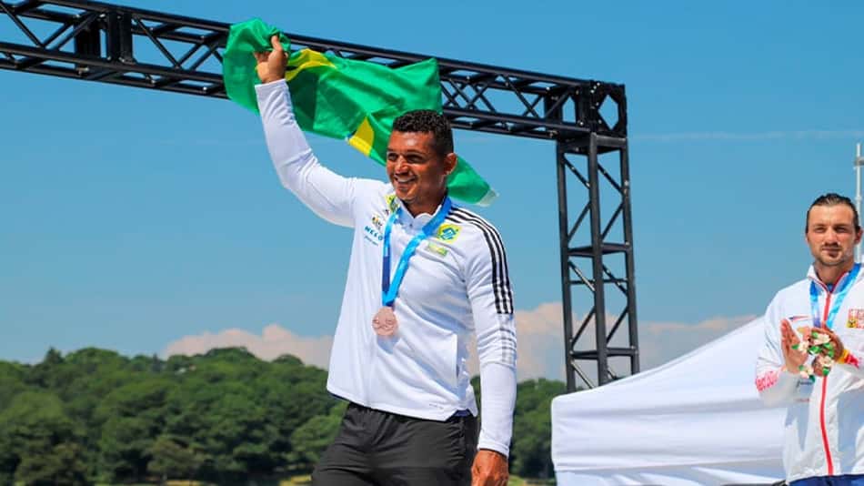 Após ouro no sábado, Isaquias Queiroz é prata em Mundial de canoagem