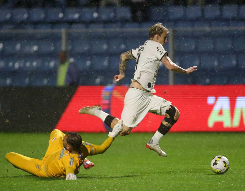 Róger Guedes é elogiado por Vítor Pereira, que indica atacante como titular em decisão pelo Corinthians
