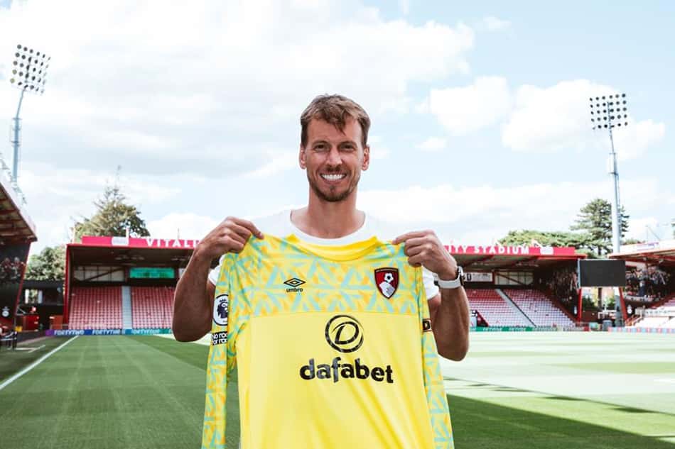 Jogador brasileiro deixa o Barcelona e assina com time da Premier League
