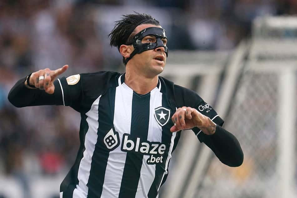Após renovar contrato com o Botafogo, Victor Cuesta é naturalizado brasileiro