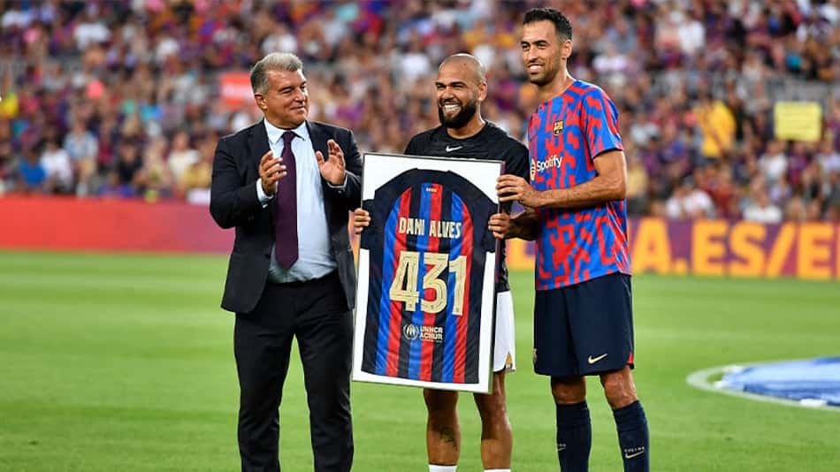 Daniel Alves é homenageado pelo Barcelona antes da disputa do Joan Gamper com o Pumas