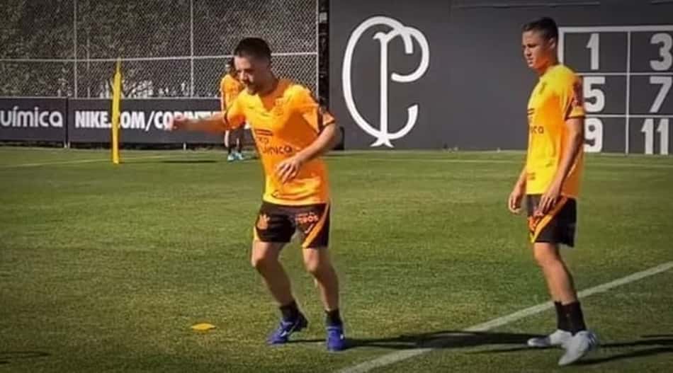 Entenda as diferenças de realidade que Ramiro e Mateus Vital vivem no Corinthians