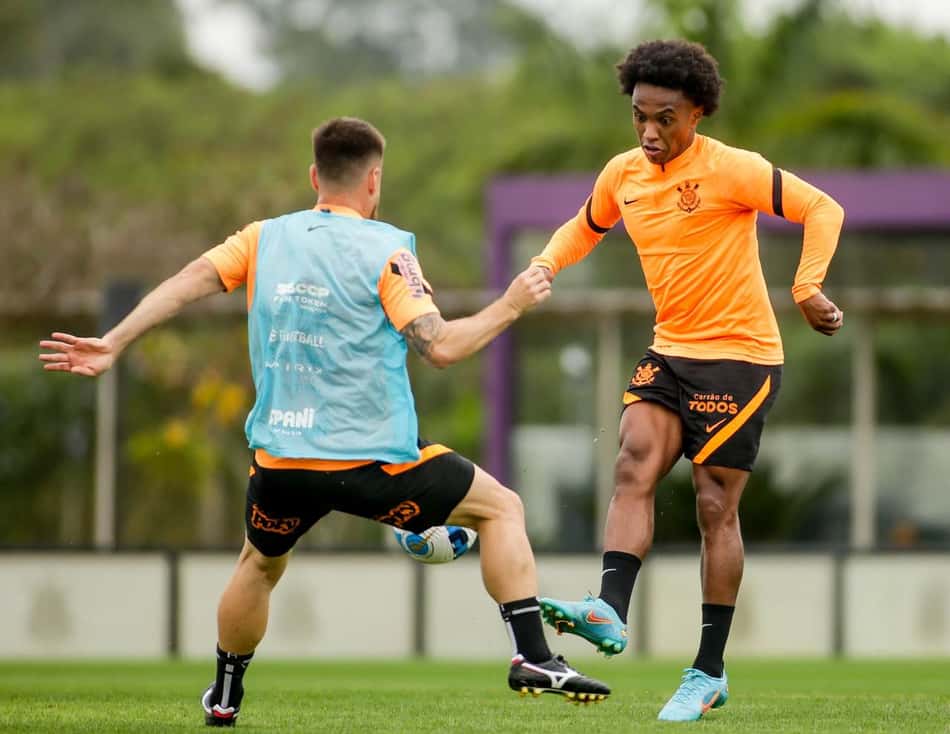 Willian treina com bola e será reforço do Corinthians em jogo decisivo contra o Flamengo