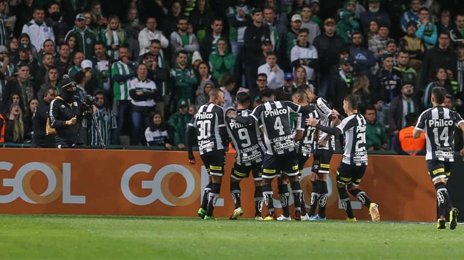 Ângelo brilha, Santos marca nos acréscimos e vence o Coritiba pelo Brasileirão