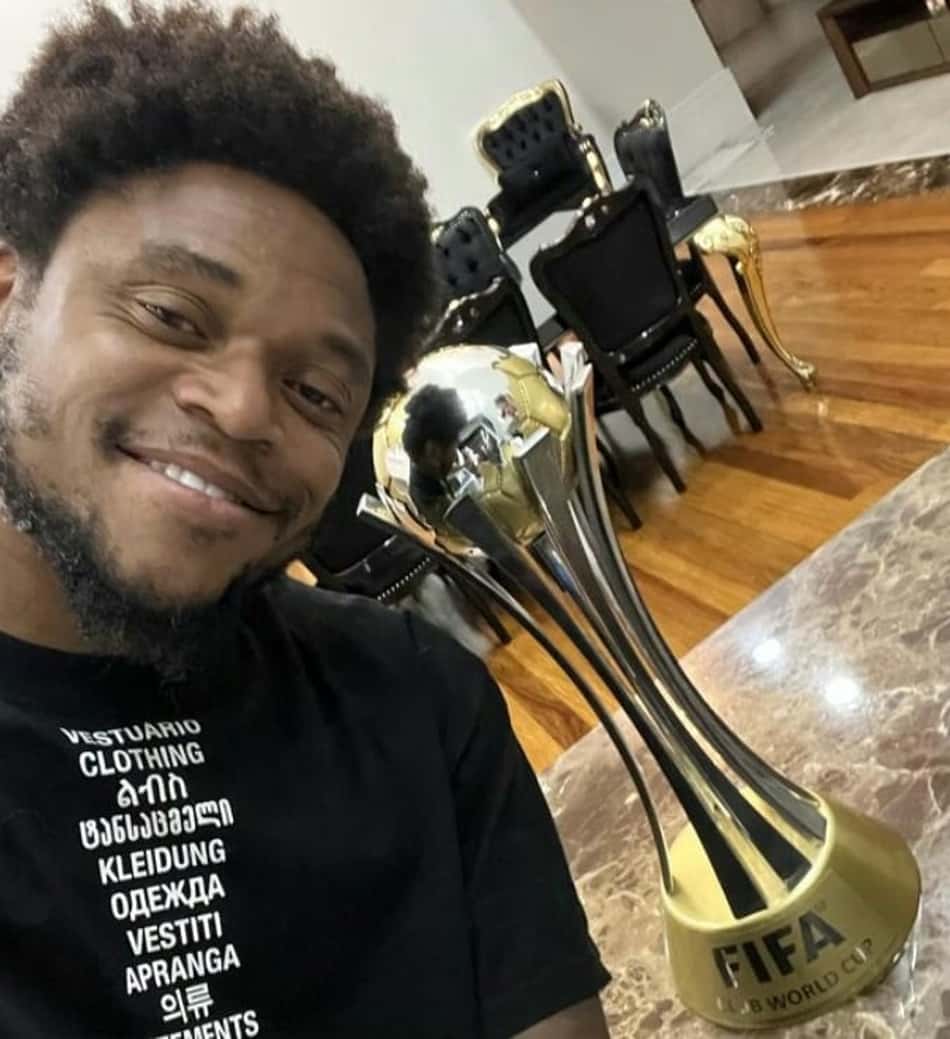 Luiz Adriano rebate provocações de torcedores do Palmeiras: 'Mundial eu tenho'