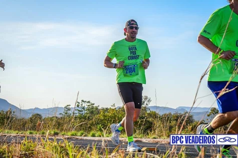 Eu em um momento de DR com a panturrilha direita durante a etapa da Chapada dos Veadeiros do Bota Pra Correr, em Alto Paraíso, em Goiás. (Divulgação)