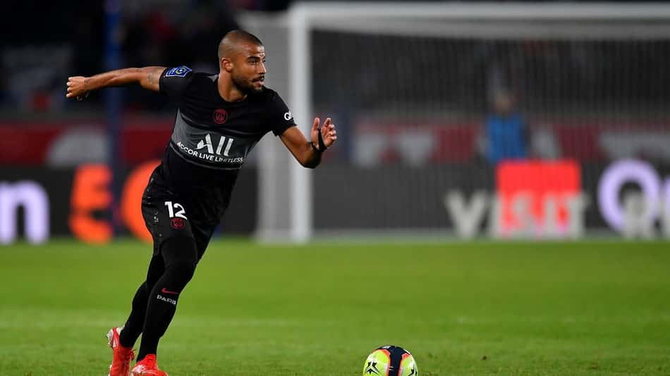 Atlético-MG abre negociações para contar com Rafinha, fora dos planos do PSG