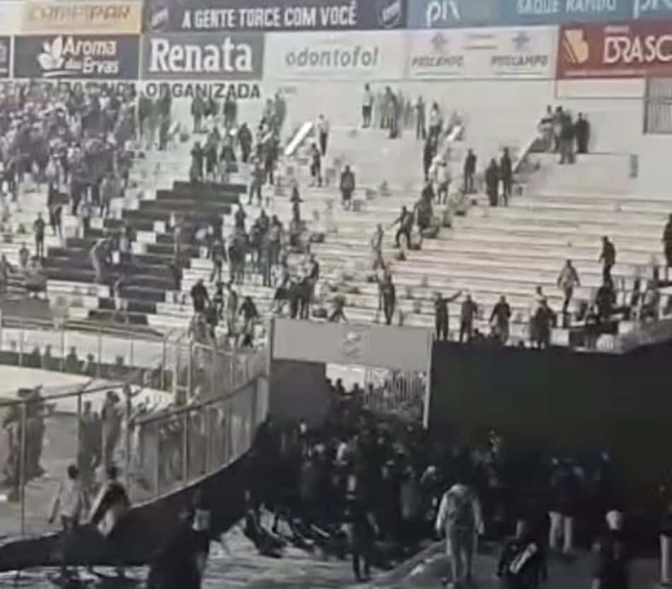 VÍDEO: torcedores de Vasco e Ponte Preta brigam no Moisés Lucarelli