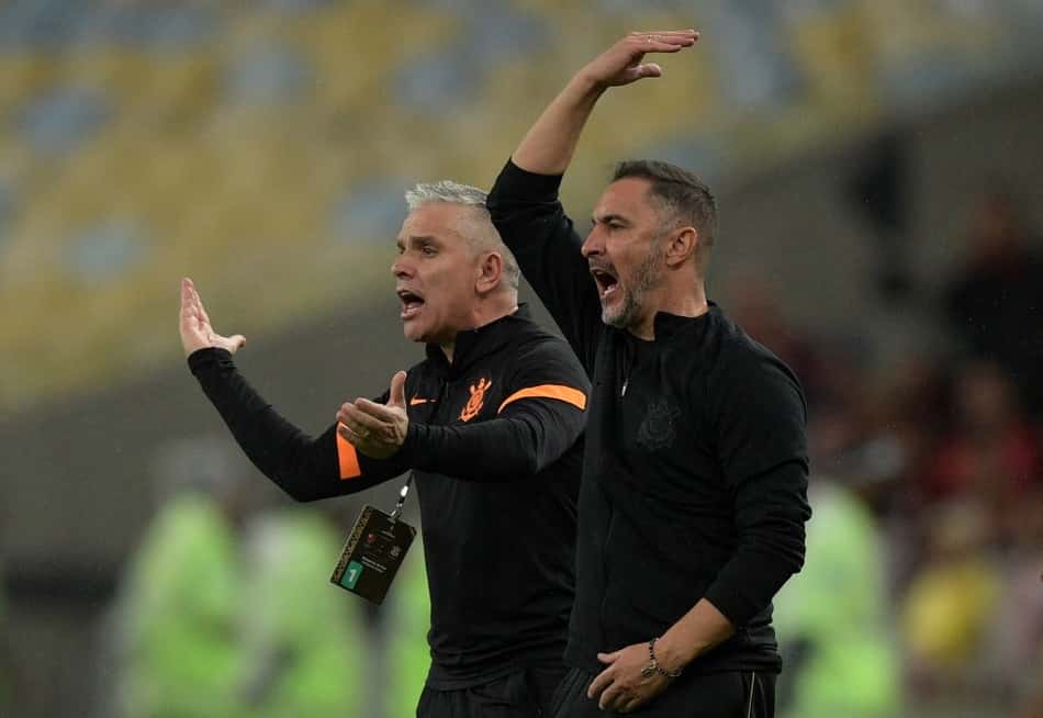 Vítor Pereira se enerva com pergunta sobre campanha do Corinthians e explica os 'medalhões' no banco