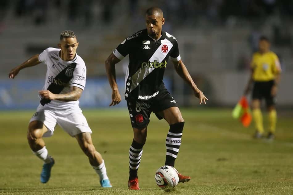 Lateral do Vasco é ameaçado com foto de arma e presta queixa; clube repudia