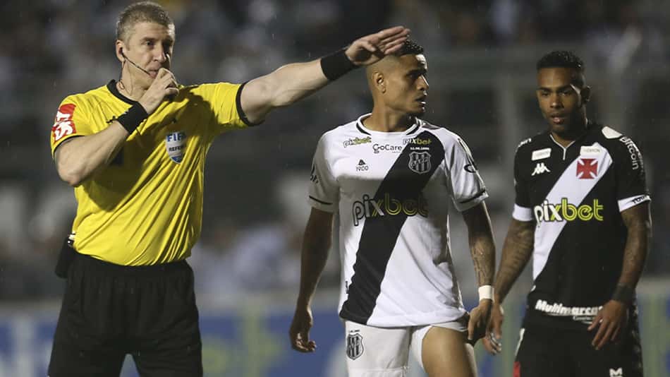 Ponte Preta x Vasco: em súmula, Daronco dá sua visão sobre a briga entre torcidas nas arquibancadas