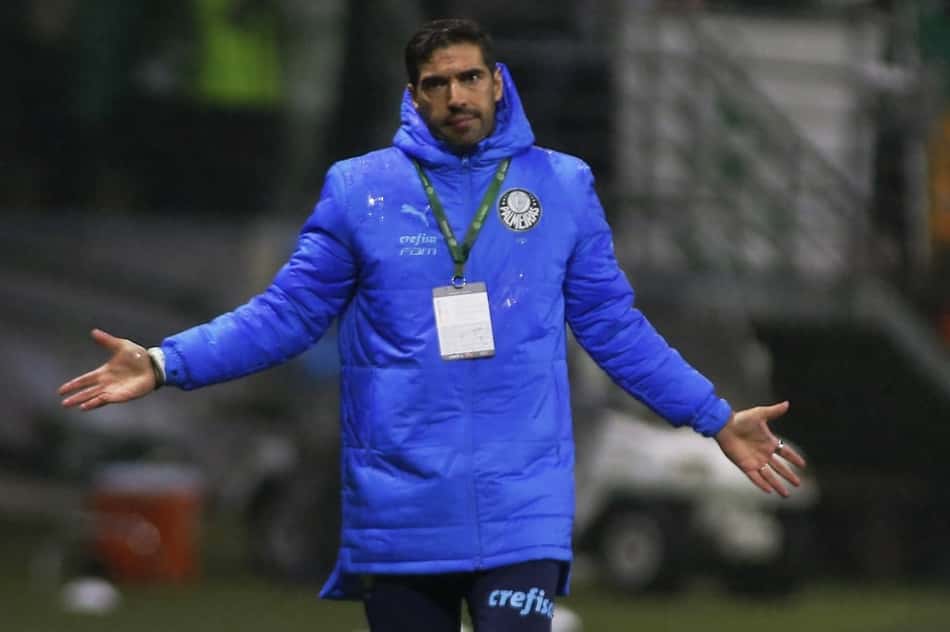 Abel Ferreira dispara contra arbitragem após eliminação do Palmeiras na Libertadores: 'Revolta'