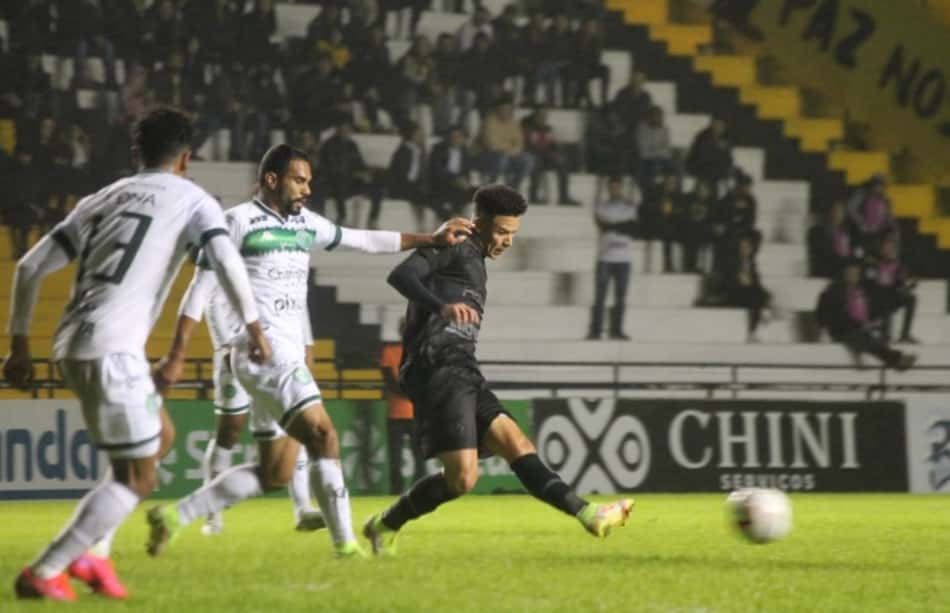 Mozart Santos dispara contra a arbitragem após empate do Guarani