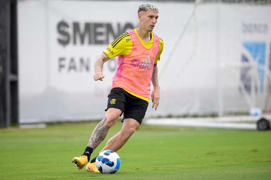 Com saída de Rodinei, Varela deve ganhar mais oportunidades no Flamengo