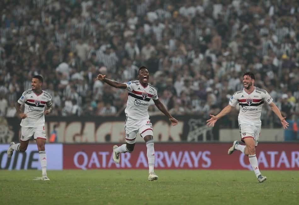 Peça de confiança de Rogério Ceni, Léo declinou de proposta da França para ficar no São Paulo