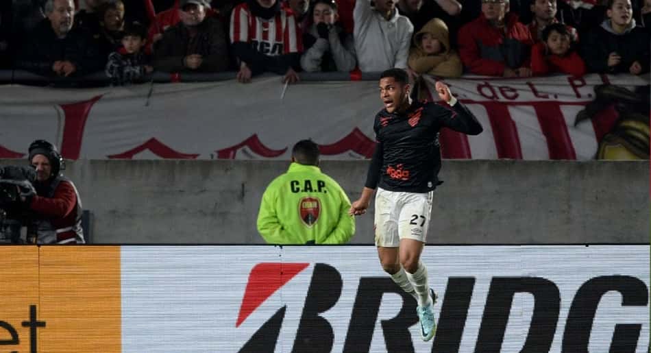 Com gol de Vitor Roque no fim, Athletico-PR vence o Estudiantes e vai às semifinais da Libertadores