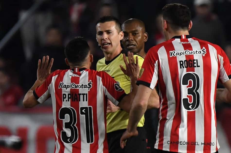Confira o áudio do VAR em polêmico gol anulado do Estudiantes contra o Athletico pela Libertadores
