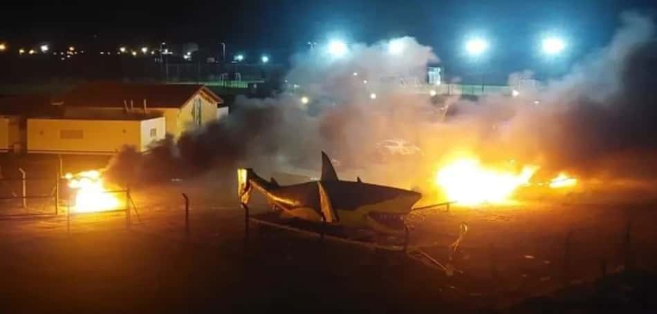 Torcedores incendeiam carros de jogadores de time argentino após derrota