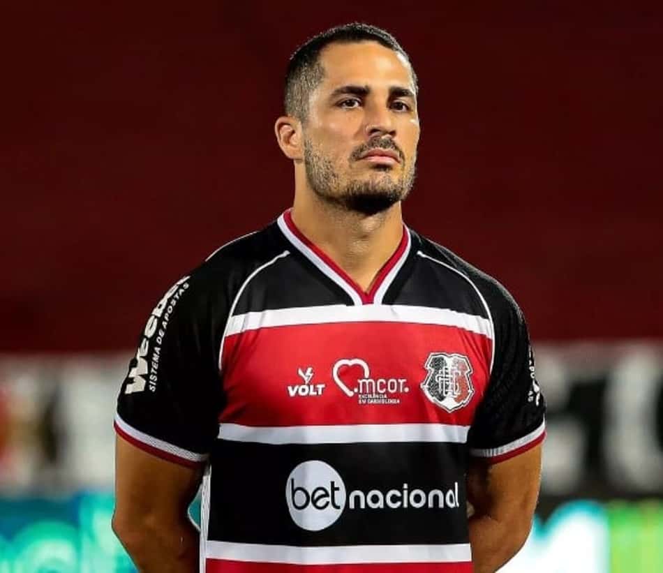Jogador denuncia que foi recusado por 50 clubes por ter 'fama de gay'