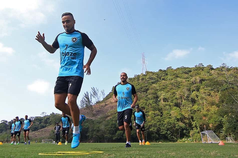 Rafael e Victor Sá reforçam o Botafogo contra o Atlético-GO
