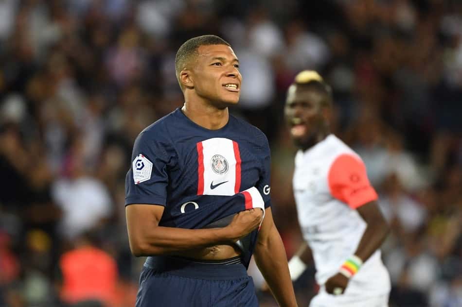 Mbappé desmente especulações sobre poderes no PSG após renovação e fala sobre a Bola de Ouro