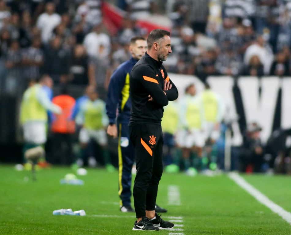 Vítor Pereira vê derrota injusta do Corinthians e rebate sobre demissão: 'Sabe quanto dinheiro tenho no banco?'