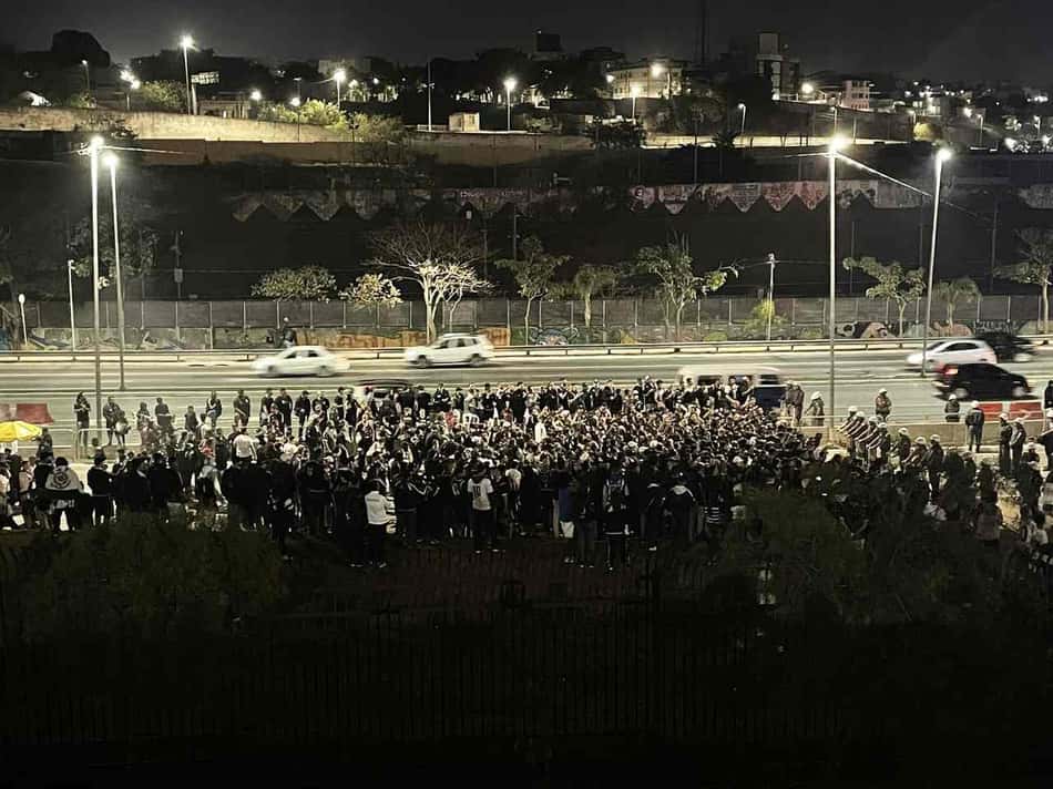 Após derrota no Dérbi, torcida do Corinthians protesta e manda recado para o time: 'É quarta-feira'